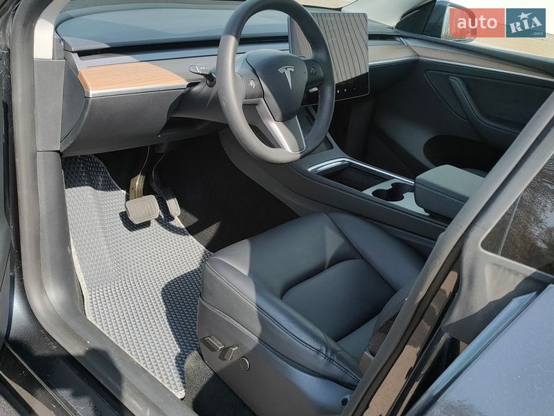 Внедорожник / Кроссовер Tesla Model Y 2025 в Киеве