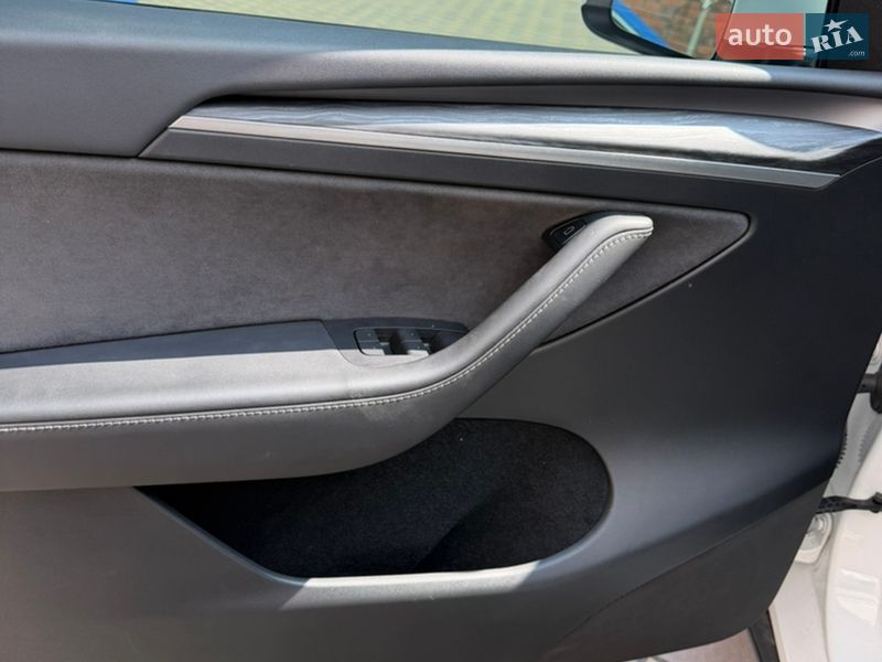 Внедорожник / Кроссовер Tesla Model Y 2023 в Киеве