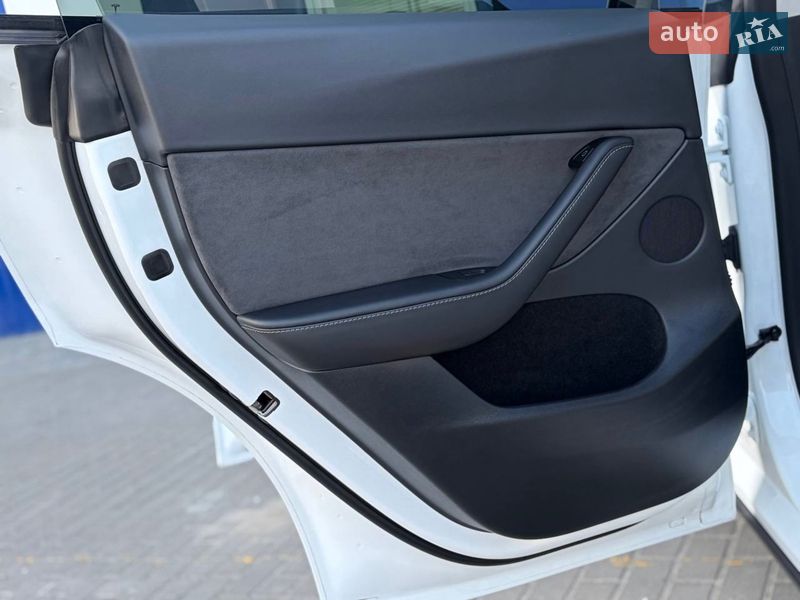 Внедорожник / Кроссовер Tesla Model Y 2024 в Дрогобыче