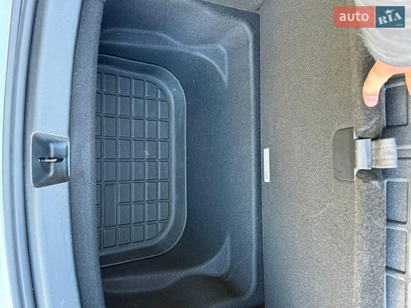 Внедорожник / Кроссовер Tesla Model Y 2024 в Ровно