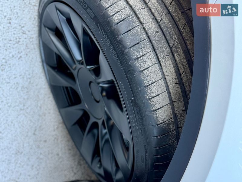 Внедорожник / Кроссовер Tesla Model Y 2023 в Киеве