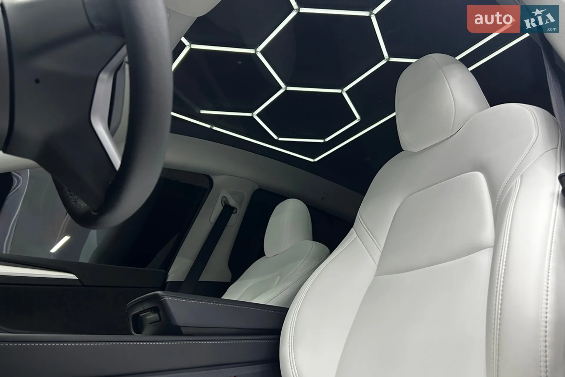 2025 Tesla Model Y - мініатюра 15