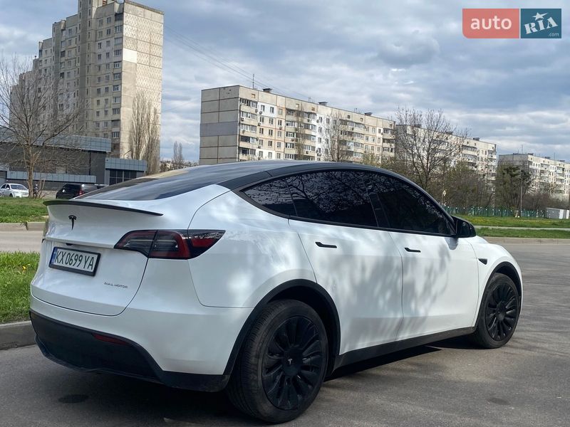 Tesla Model Y 2024