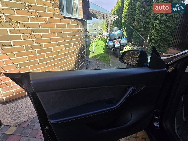 Внедорожник / Кроссовер Tesla Model Y 2021 в Киеве