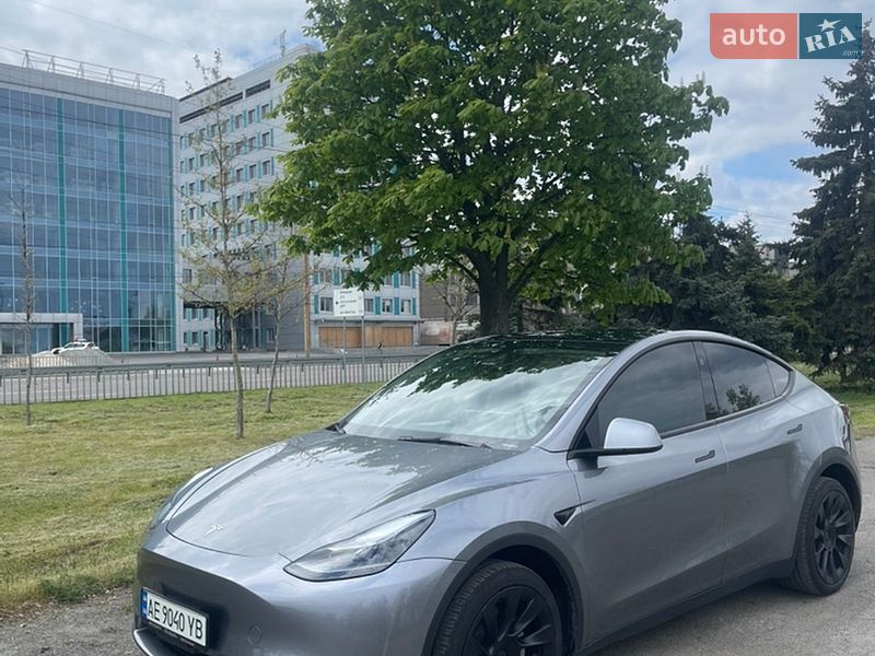 Tesla Model Y 2024