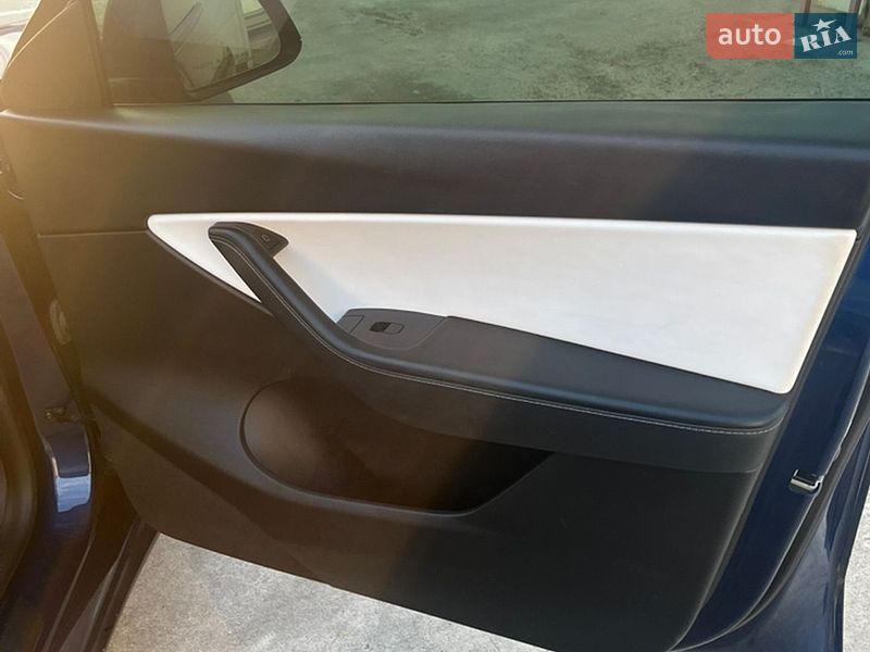 Внедорожник / Кроссовер Tesla Model Y 2021 в Киеве