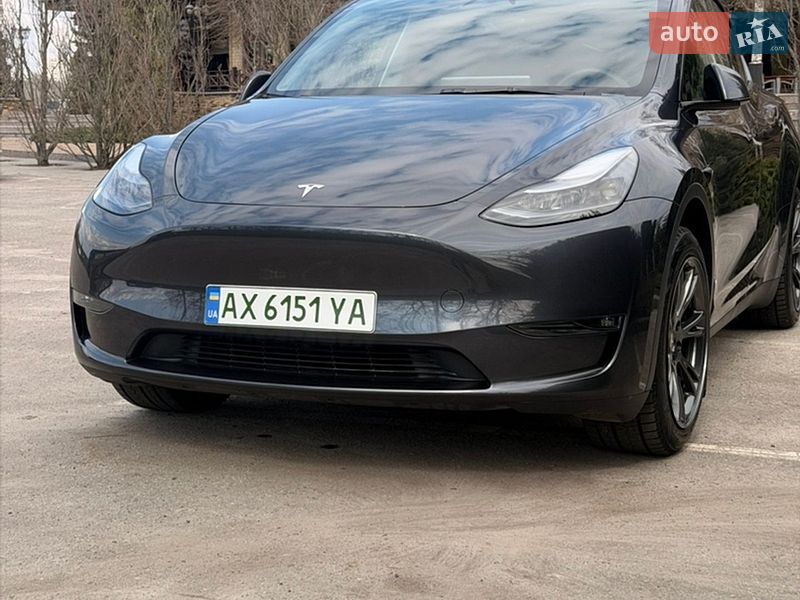 Tesla Model Y 2024