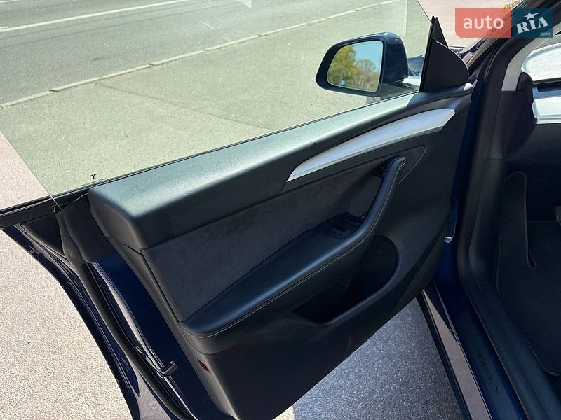 Внедорожник / Кроссовер Tesla Model Y 2023 в Киеве