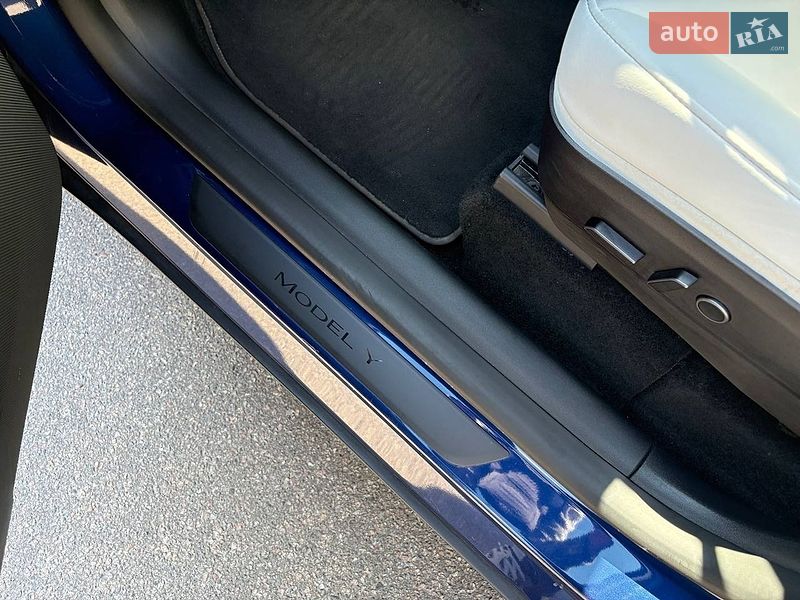 Внедорожник / Кроссовер Tesla Model Y 2023 в Киеве