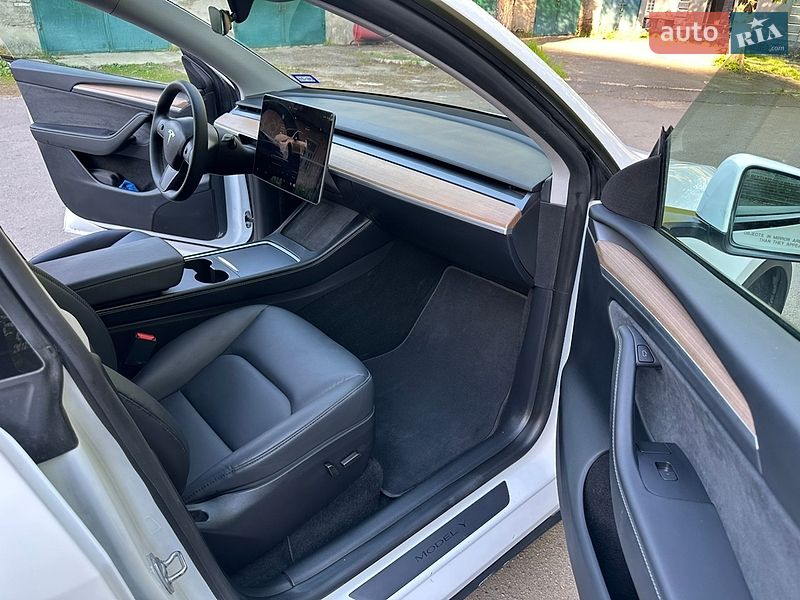 Внедорожник / Кроссовер Tesla Model Y 2024 в Киеве