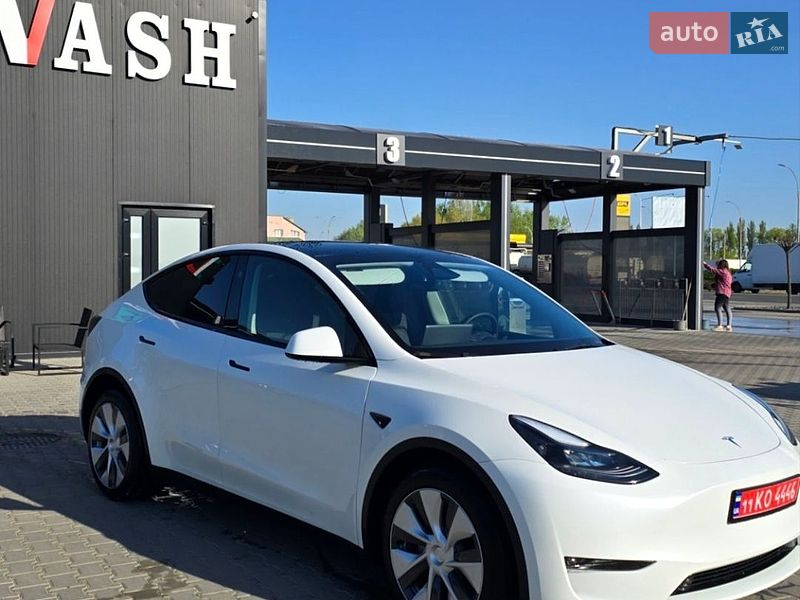 Позашляховик / Кросовер Tesla Model Y 2023 в Чернівцях