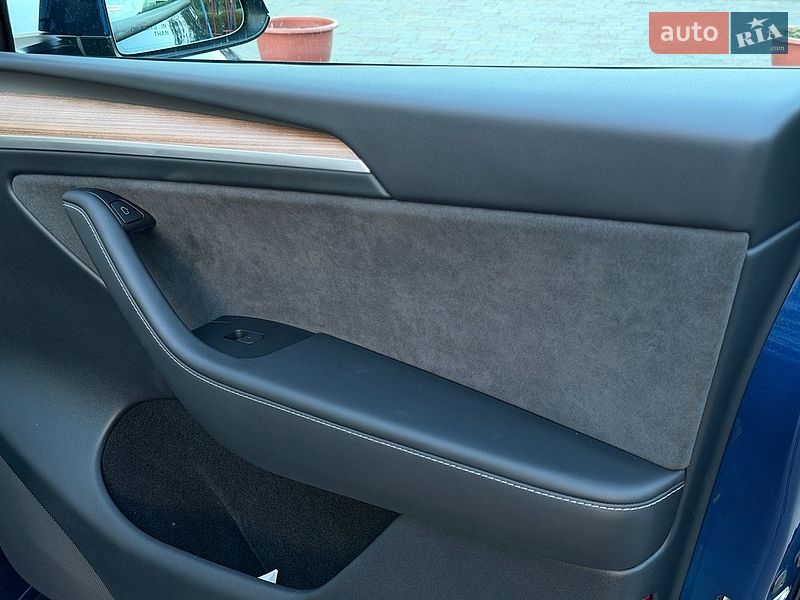 Внедорожник / Кроссовер Tesla Model Y 2024 в Стрые