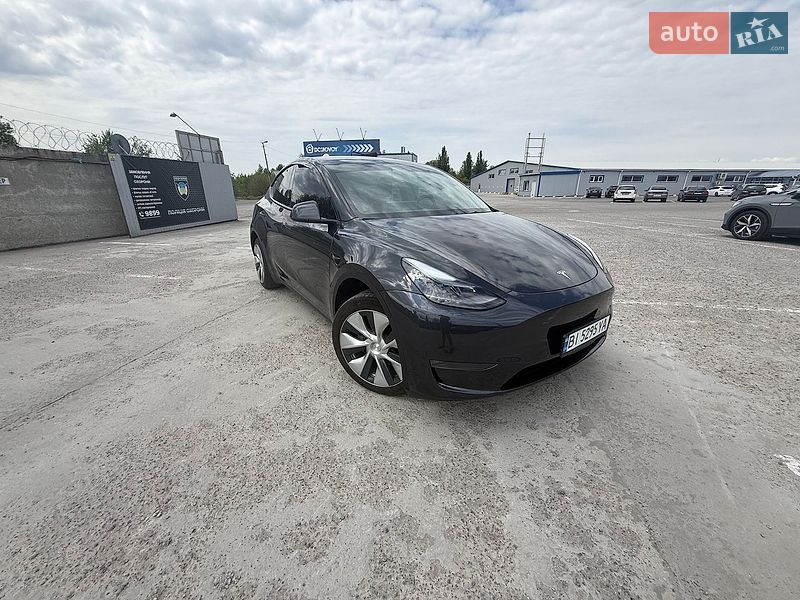 Tesla Model Y 2024