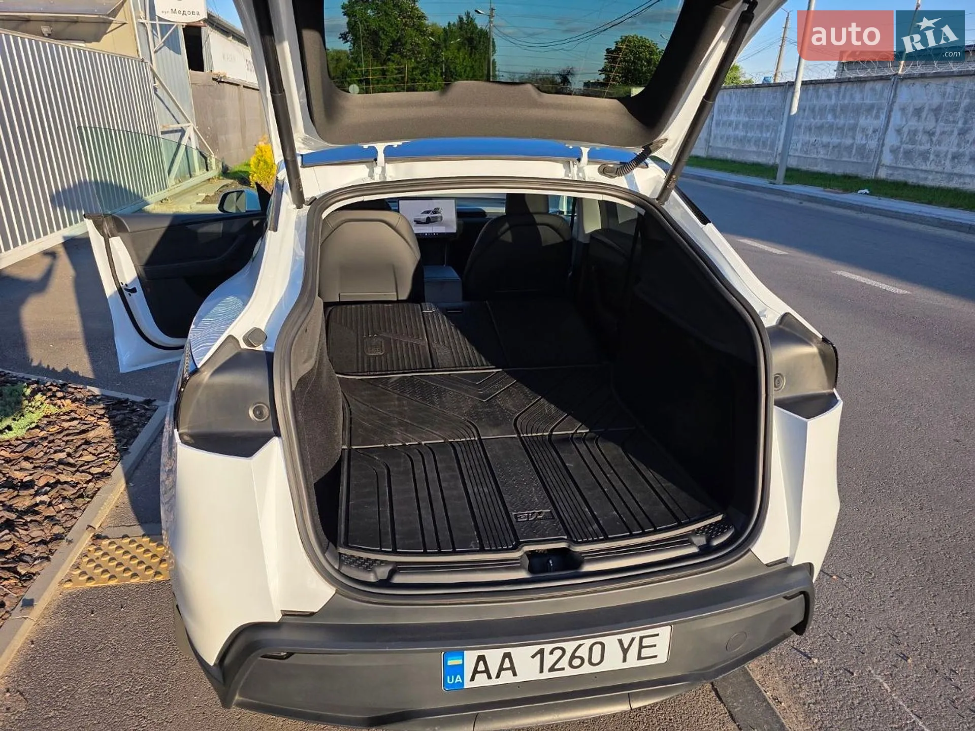 2025 Tesla Model Y - мініатюра 10
