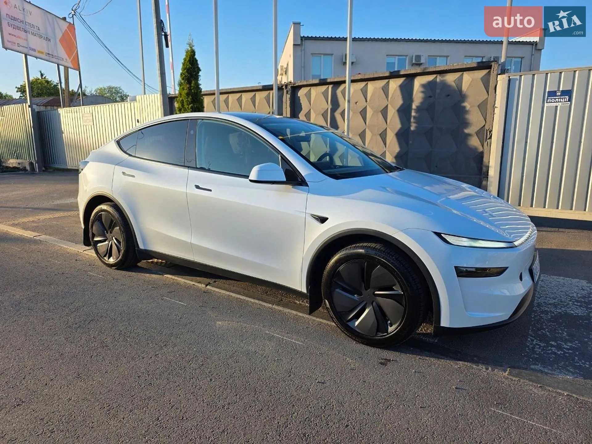 2025 Tesla Model Y - мініатюра 18