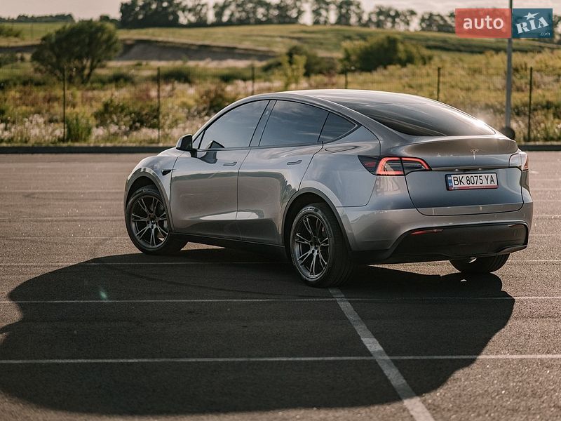 Tesla Model Y 2024