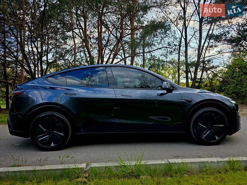 Внедорожник / Кроссовер Tesla Model Y 2025 в Киеве