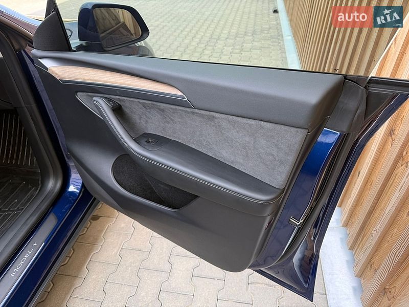 Внедорожник / Кроссовер Tesla Model Y 2023 в Львове