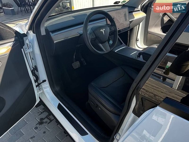 Позашляховик / Кросовер Tesla Model Y 2022 в Буштино