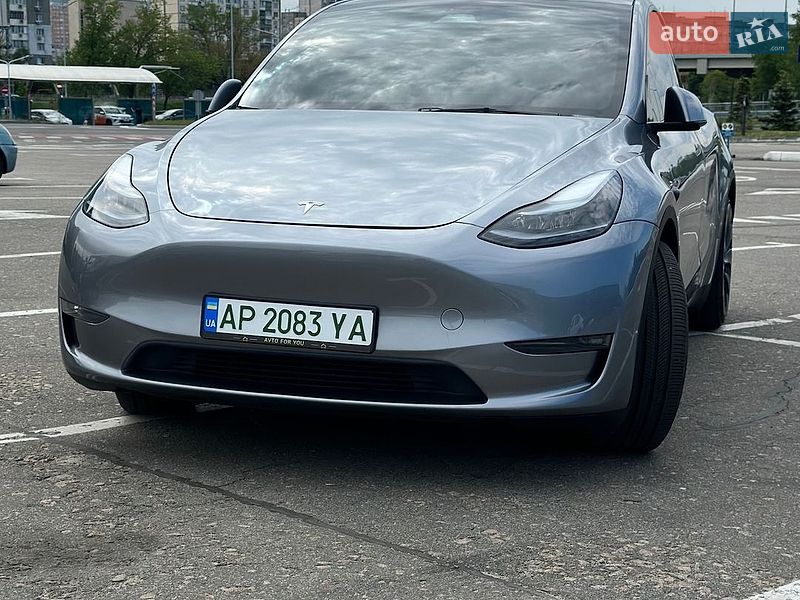 Tesla Model Y 2024