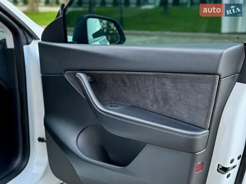 Tesla Model Y 2021 VIN 5YJYGDEE9MF209321 фото оголошення 16 з 59