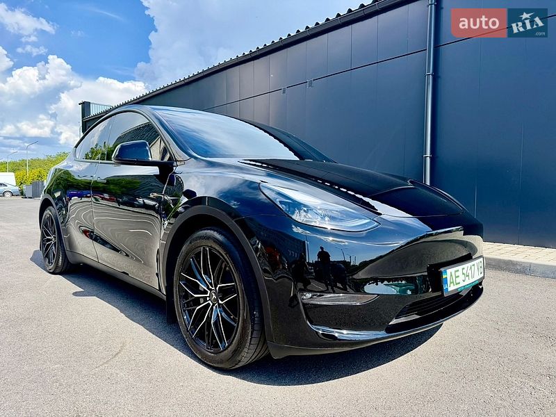 Tesla Model Y 2025