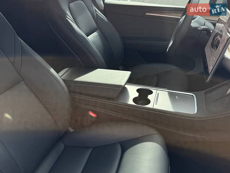 Внедорожник / Кроссовер Tesla Model Y 2024 в Киеве