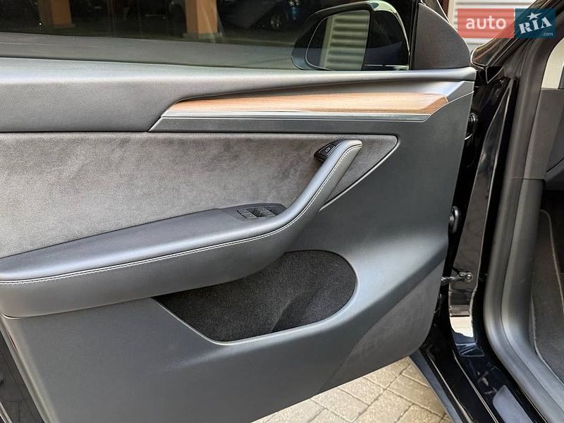 Внедорожник / Кроссовер Tesla Model Y 2023 в Киеве