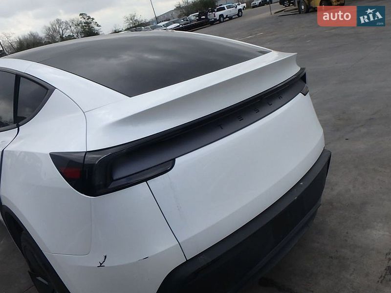 Tesla Model Y 2025