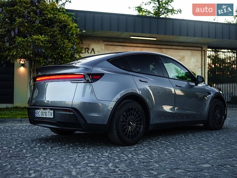 Позашляховик / Кросовер Tesla Model Y 2025 в Львові