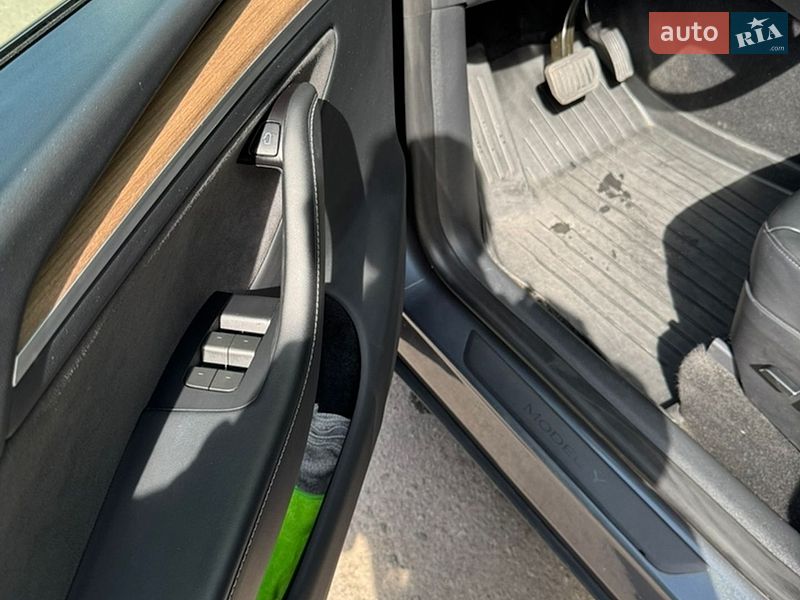 Позашляховик / Кросовер Tesla Model Y 2023 в Дніпрі