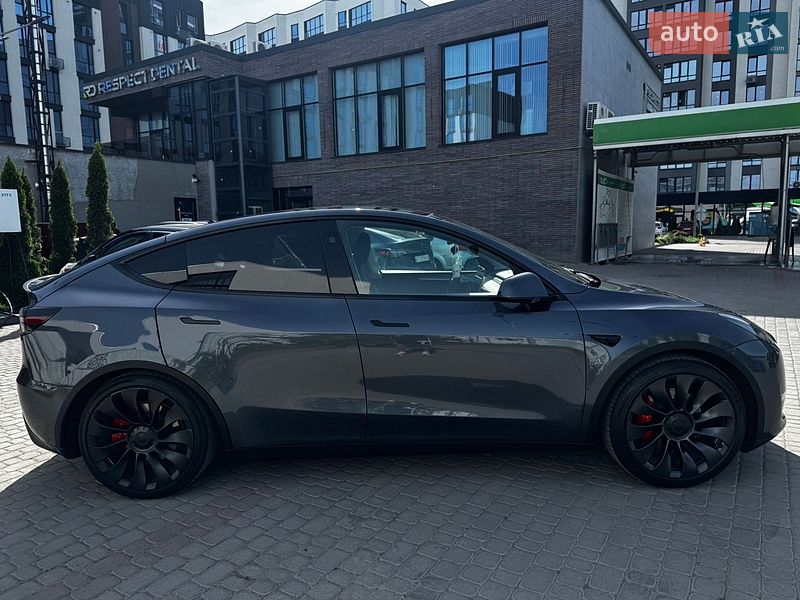 Позашляховик / Кросовер Tesla Model Y 2023 в Івано-Франківську