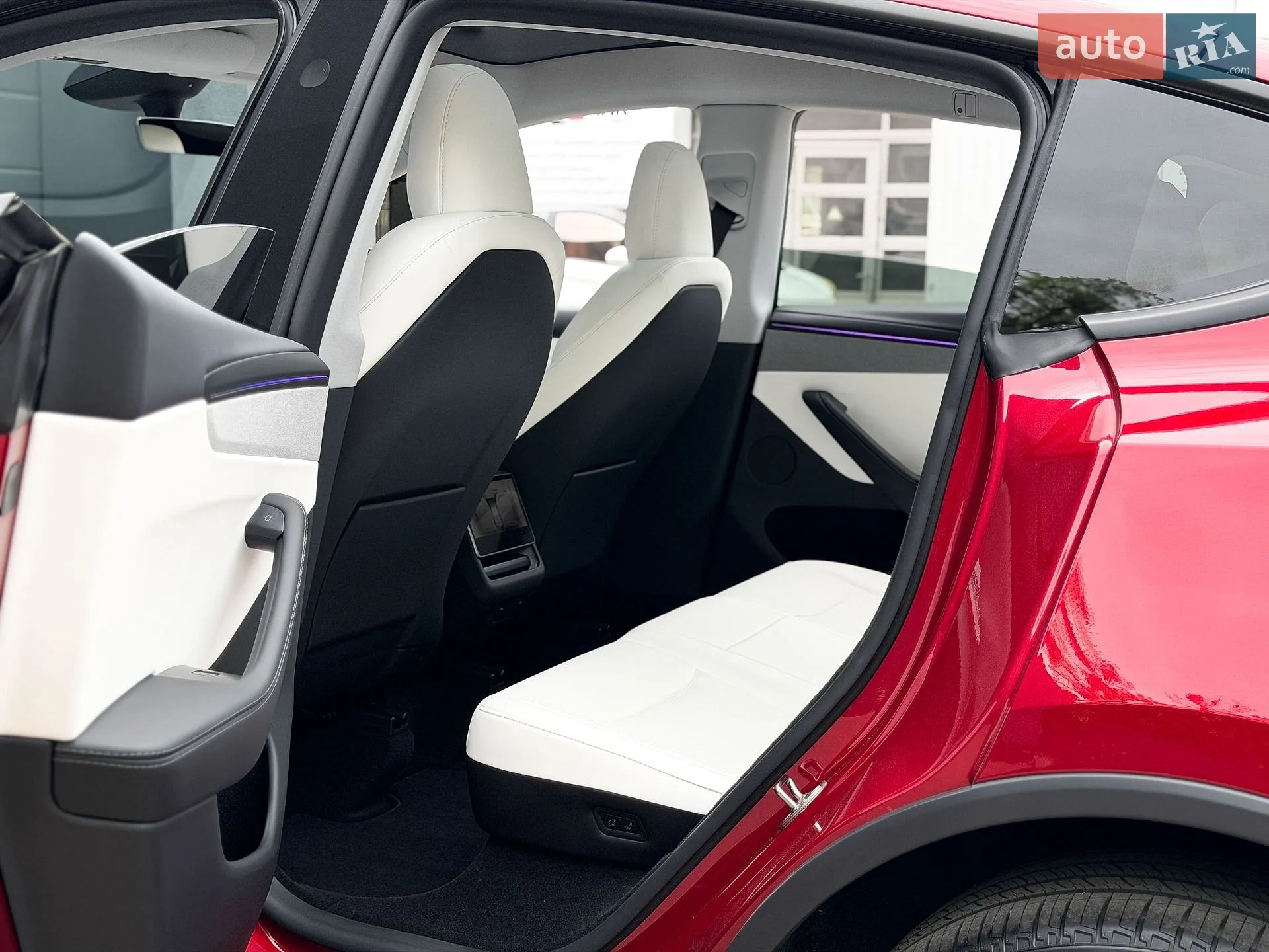 2025 Tesla Model Y - мініатюра 15