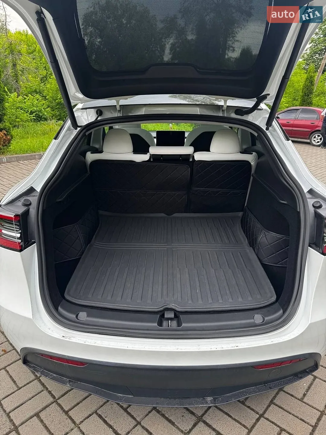 2024 Tesla Model Y - мініатюра 24