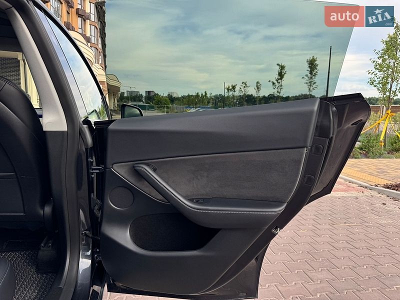 Внедорожник / Кроссовер Tesla Model Y 2024 в Киеве