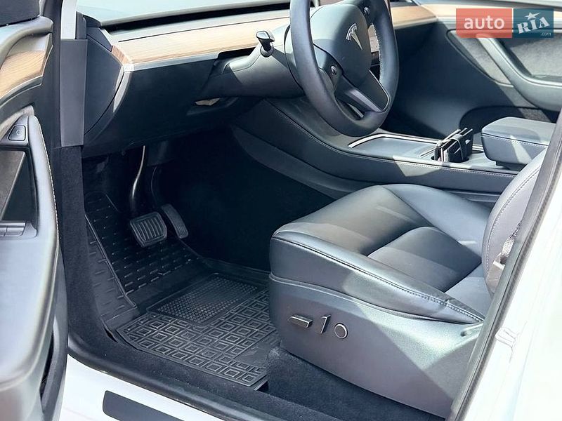 Внедорожник / Кроссовер Tesla Model Y 2023 в Киеве