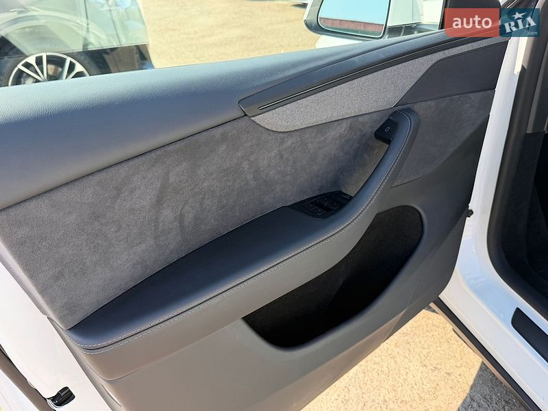 Внедорожник / Кроссовер Tesla Model Y 2025 в Киеве