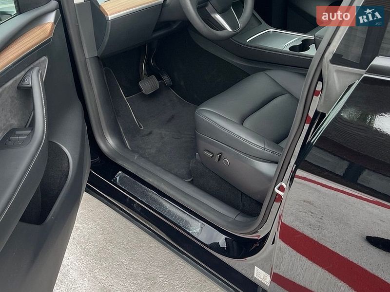 Внедорожник / Кроссовер Tesla Model Y 2024 в Киеве