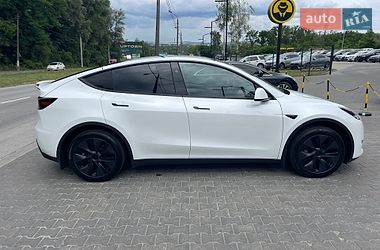 Позашляховик / Кросовер Tesla Model Y 2024 в Чернівцях