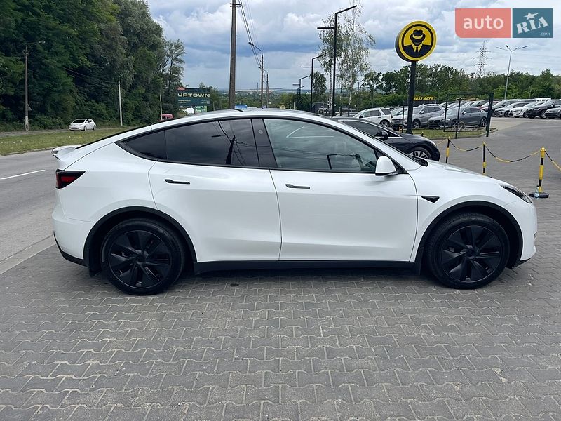 Позашляховик / Кросовер Tesla Model Y 2024 в Чернівцях