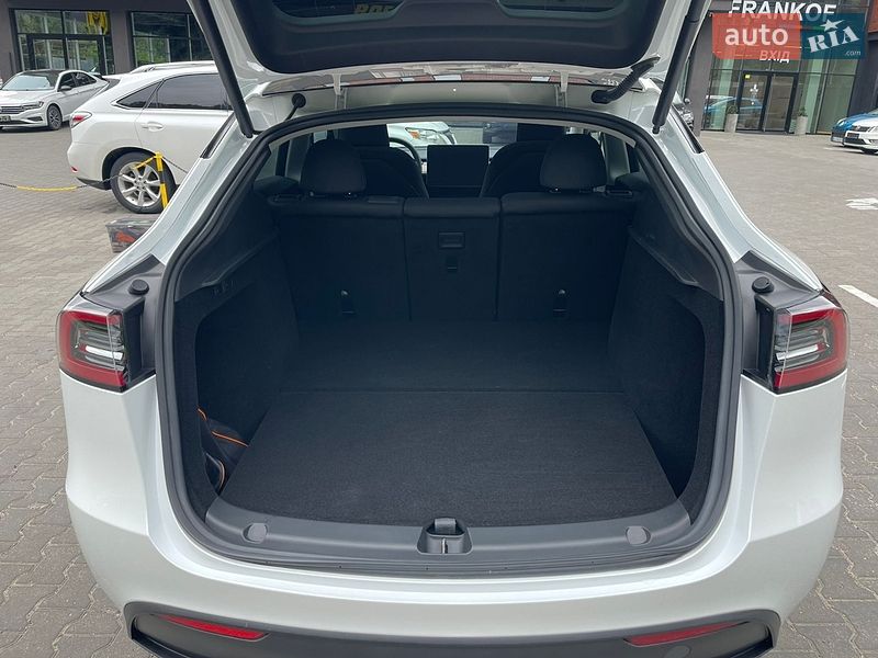 Позашляховик / Кросовер Tesla Model Y 2024 в Чернівцях