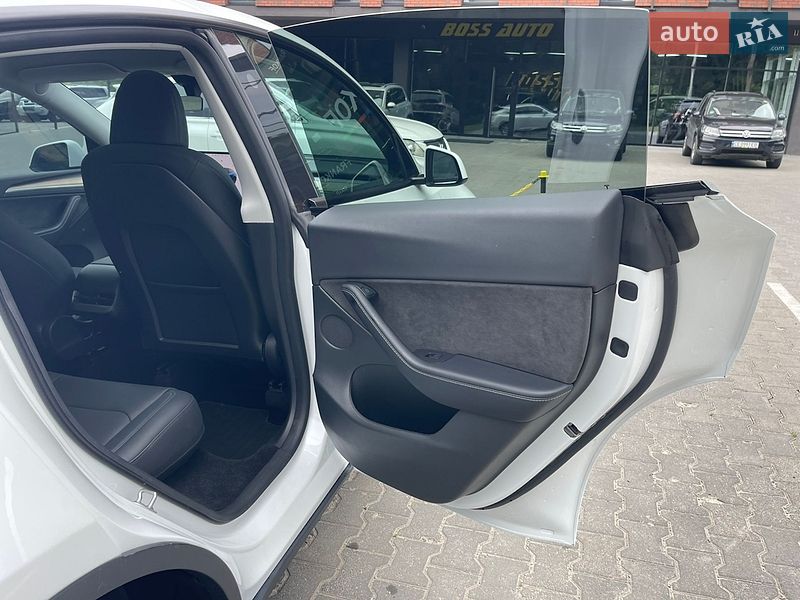 Позашляховик / Кросовер Tesla Model Y 2024 в Чернівцях