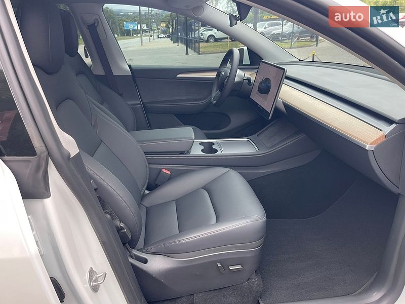 Позашляховик / Кросовер Tesla Model Y 2024 в Чернівцях