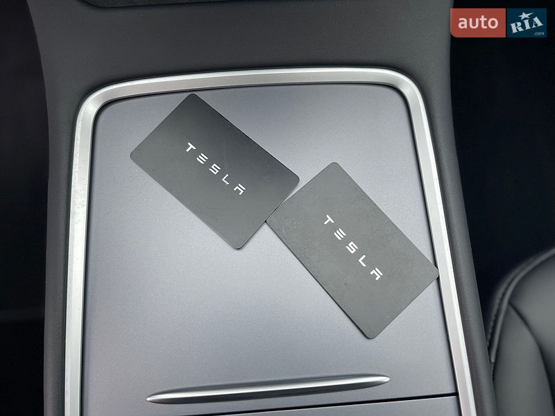 Позашляховик / Кросовер Tesla Model Y 2024 в Чернівцях