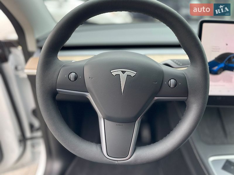 Позашляховик / Кросовер Tesla Model Y 2024 в Чернівцях