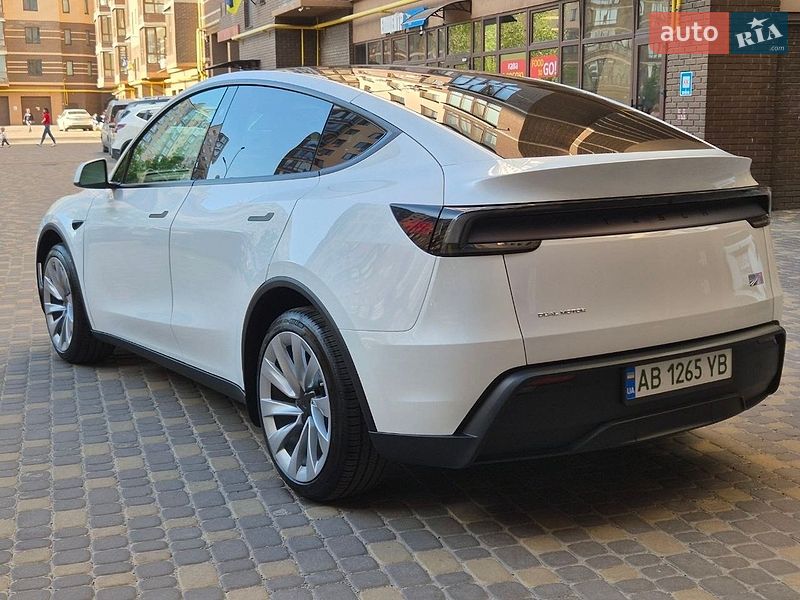 Позашляховик / Кросовер Tesla Model Y 2025 в Києві