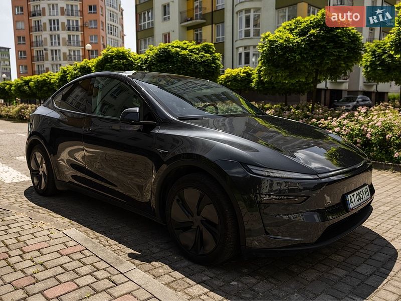 Tesla Model Y 2025