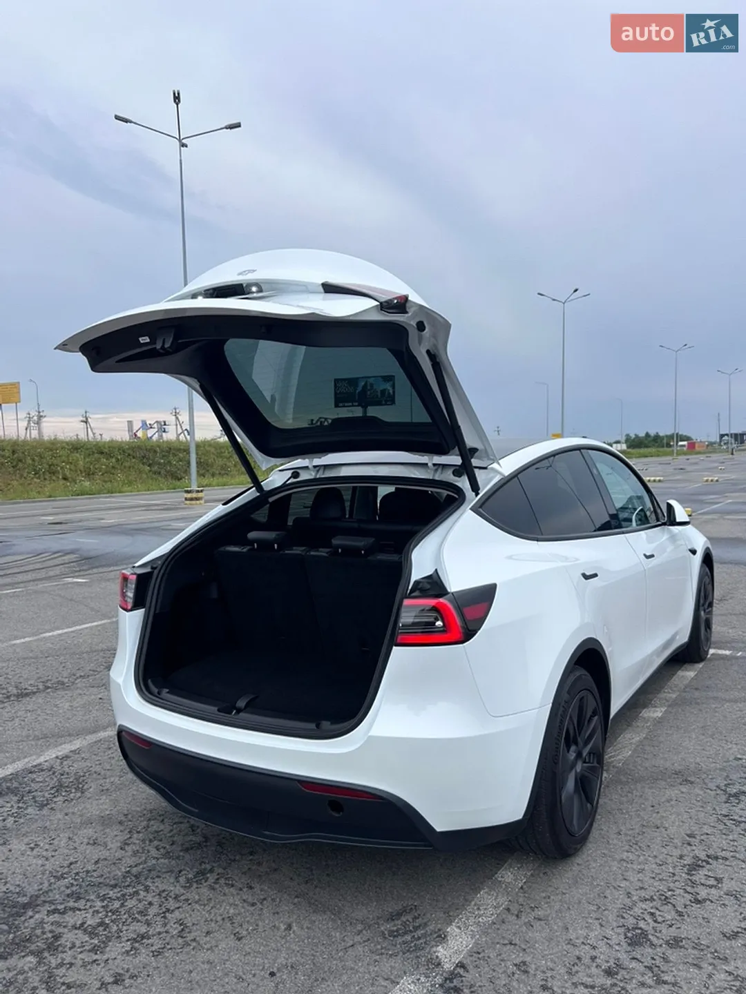 2024 Tesla Model Y - мініатюра 8