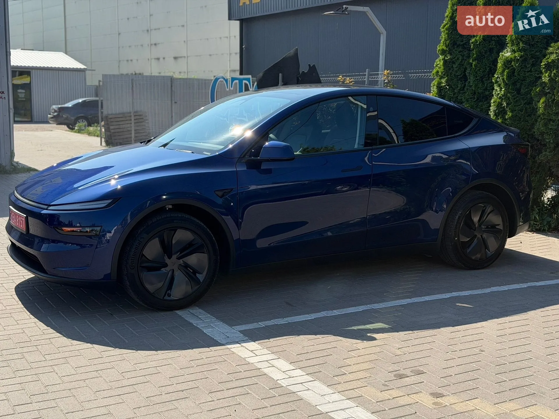 2025 Tesla Model Y - мініатюра 3