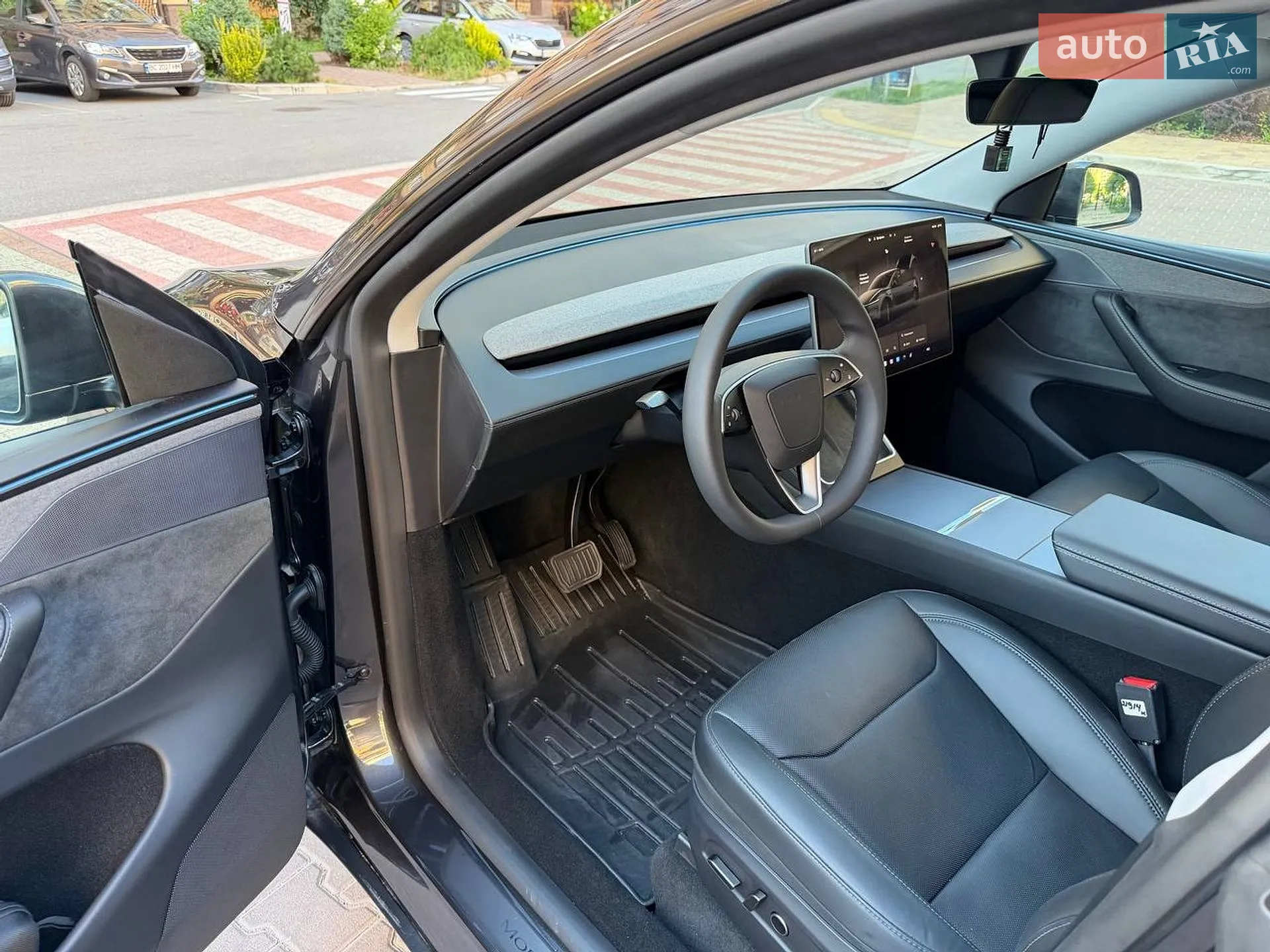 2025 Tesla Model Y - мініатюра 35